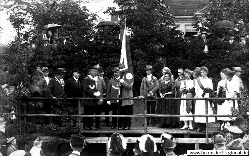 1921 - Schützengesellschaft, die ihr 50 jähriges Jubiläum feierte.Klempnermeister Hermann Knauer links von der Fahne.